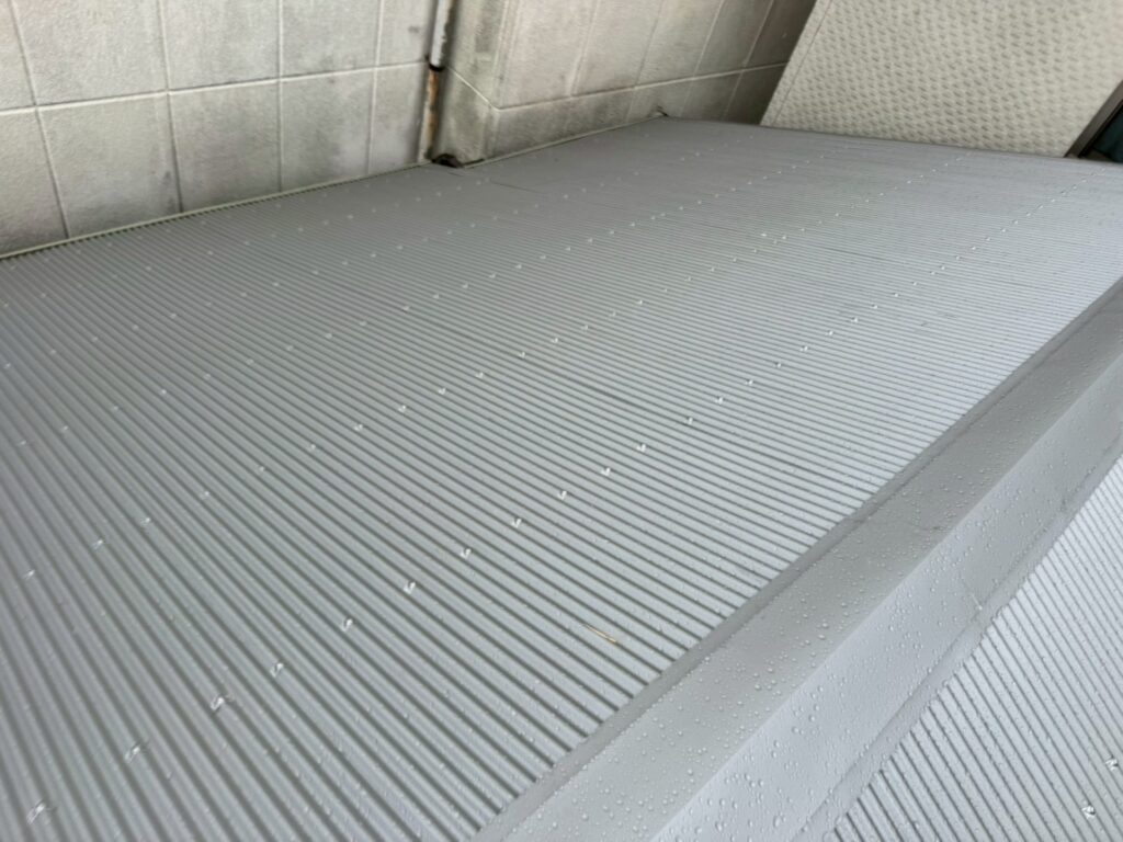 目黒本町でガルバニウム鋼板の波板屋根葺き替え工事が完了した写真
