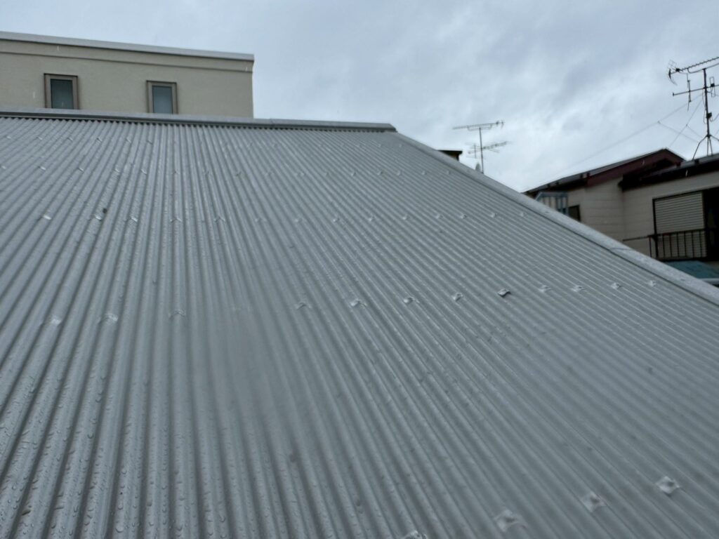目黒本町で屋根棟下地が終わり波板も等間隔でビス留めされている写真