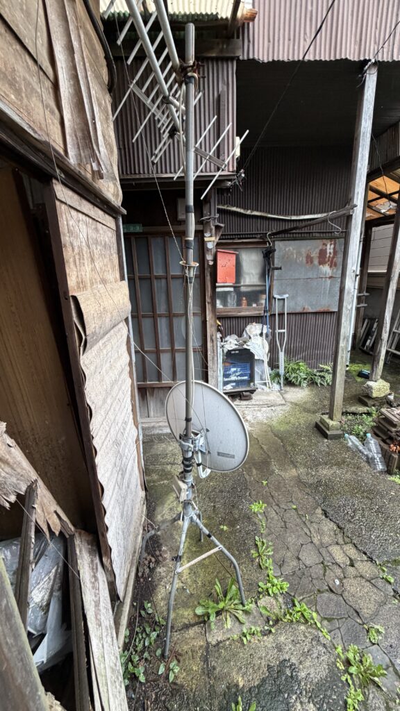 目黒区目黒本町で屋根葺き替えのためアンテナ撤去した写真