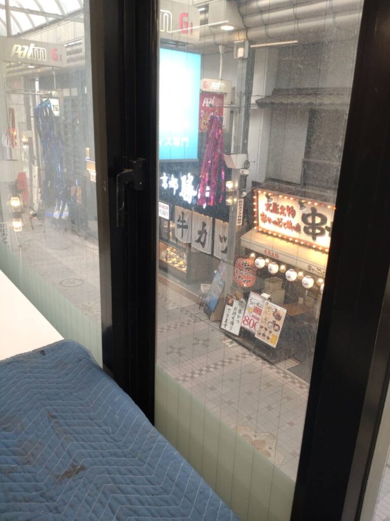 武蔵小山商店街パルムの店舗で窓既存写真