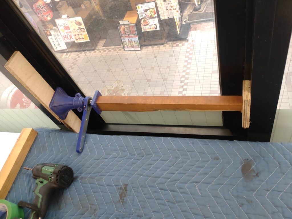 武蔵小山商店街パルムの店舗で窓枠を広げる為桟加工している写真