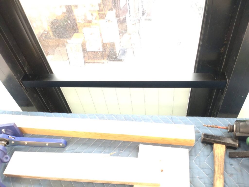 武蔵小山商店街パルムの店舗で窓枠を広げ無目を取り付けた写真