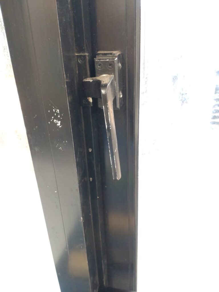 武蔵小山商店街パルムの店舗で窓のジョイントブラケット既存写真