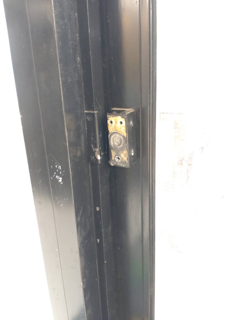 武蔵小山商店街パルムの店舗で窓の金具既存写真