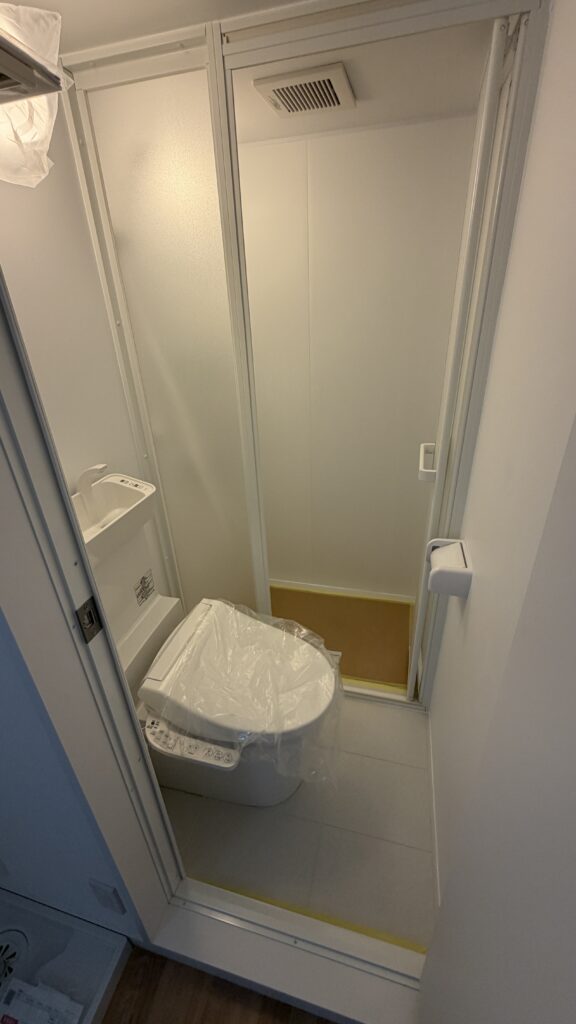 武蔵小山の賃貸マンショントイレとシャワーユニットを撮った写真