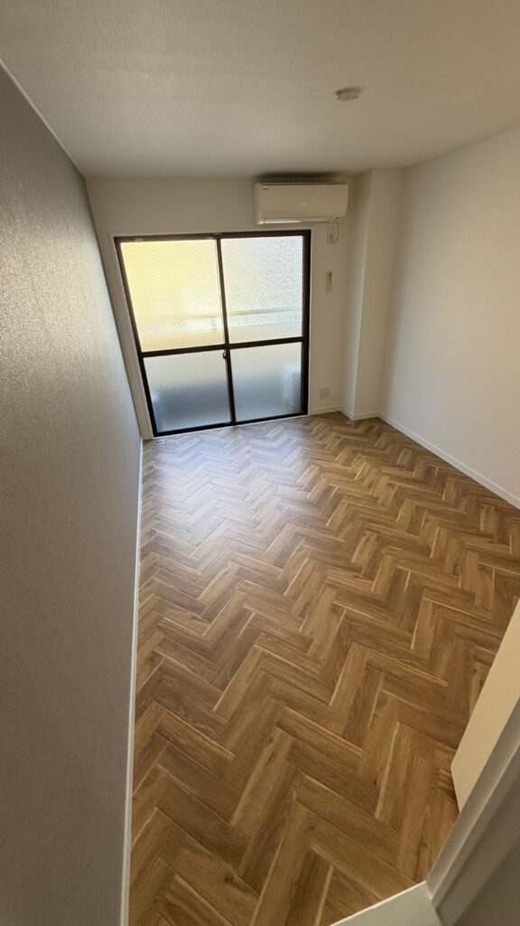 武蔵小山の賃貸マンションで寝室の床がヘリンボーンのクッションフロア完成写真