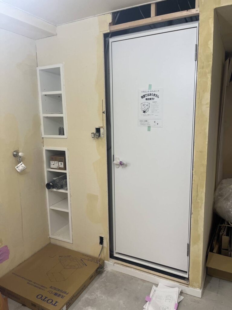 武蔵小山の賃貸マンショントイレとシャワーユニットまえのドアの写真