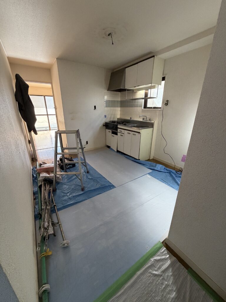 武蔵小山の賃貸マンションの部屋全体解体作業のための養生写真