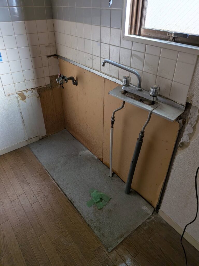 武蔵小山の賃貸マンションのキッチン解体後取り外しの写真