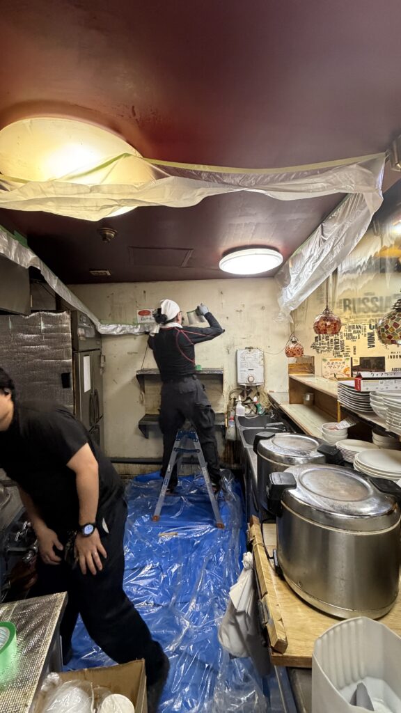 武蔵小山のタイ料理屋さん電気やさんと大工さん連携の工事写真