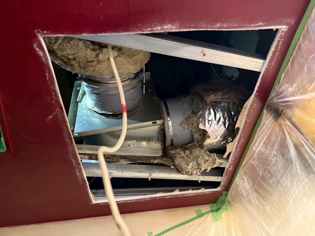 武蔵小山のタイ料理屋さん天井裏のファンダク既存写真