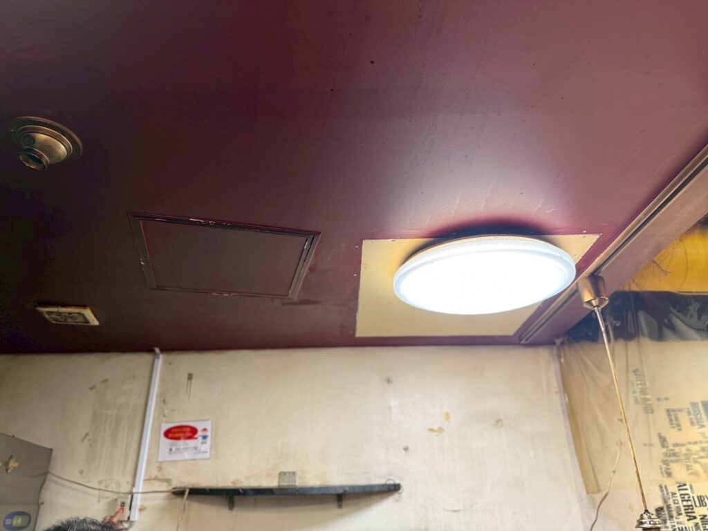 武蔵小山のタイ料理屋さんシーリングライトを戻した写真