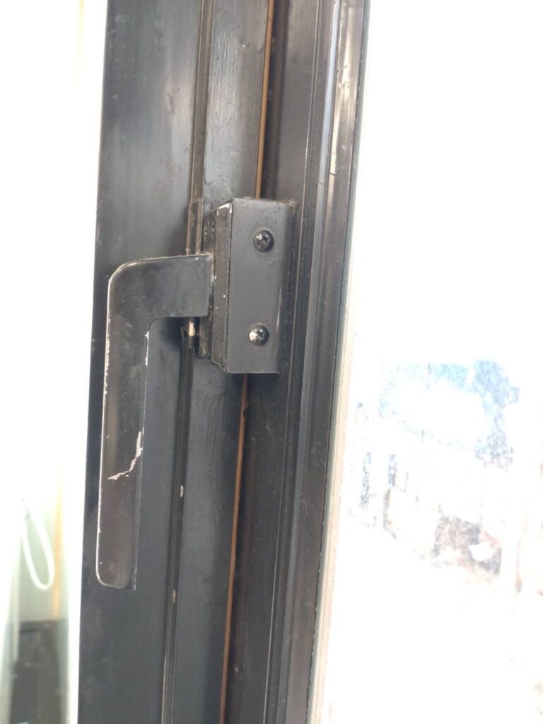 武蔵小山商店街パルムの店舗の窓クレセント錠l字型既存写真