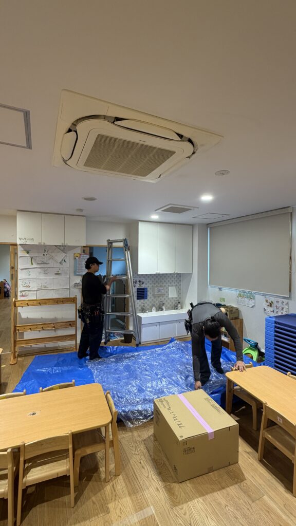 武蔵小山にある保育園で換気扇交換のため養生している写真