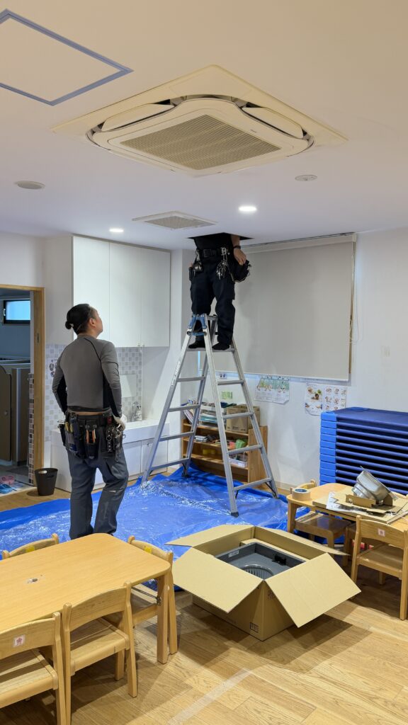 武蔵小山にある保育園で作業員が換気扇の確認をしている写真