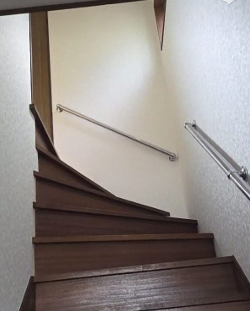 品川区小山台の戸建て階段に使いで手すり設置完了写真