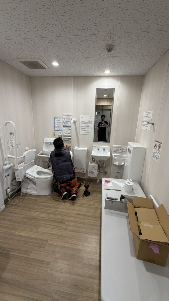 武蔵小山商店街パルム多目的トイレで鍵付きホルダーに交換中写真