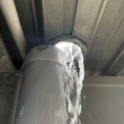武蔵小山商店街パルム商店街破損した排水管写真