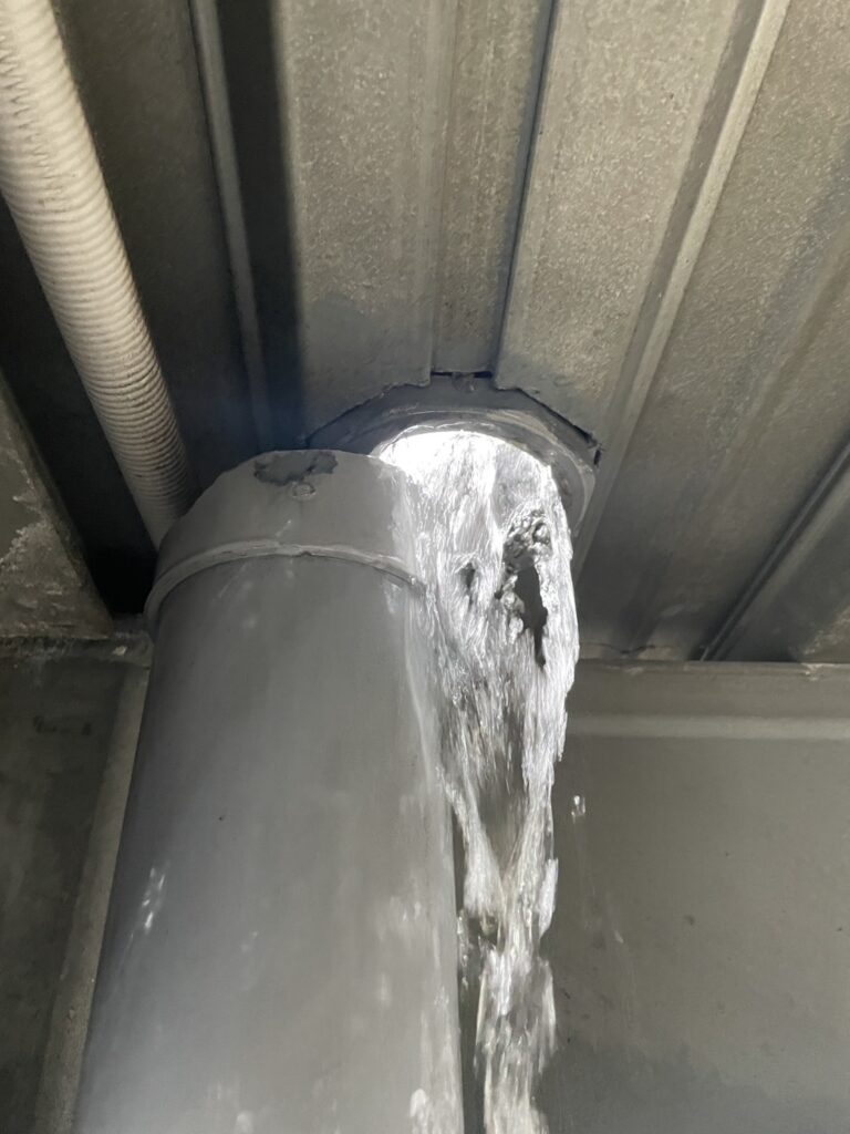 武蔵小山商店街パルムの専用駐車場で地震で破損した配水管写真