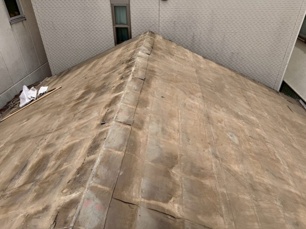 目黒区目黒本町でセメント瓦を剥がして野地板にした写真