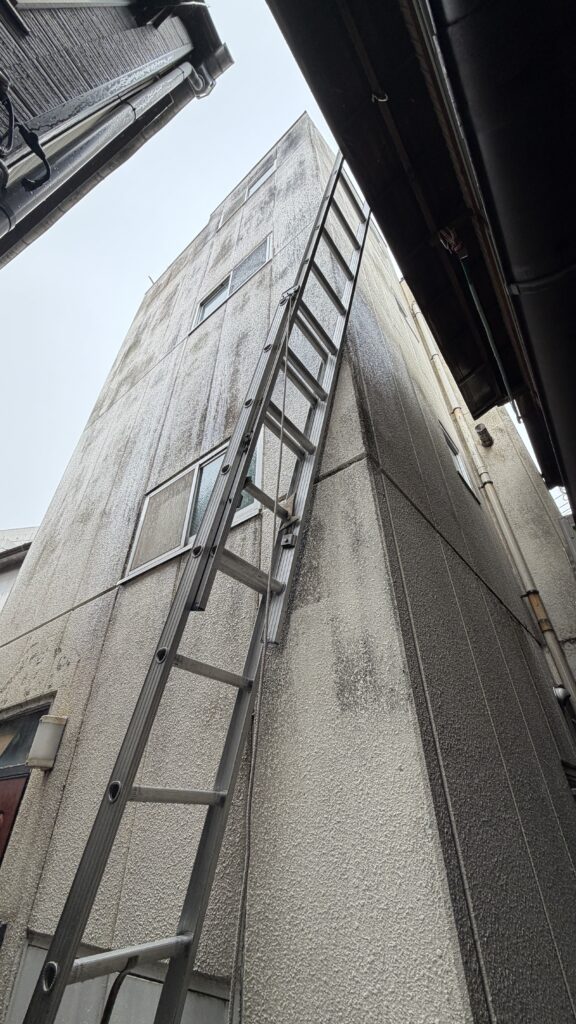 目黒区目黒本町の屋根修理で伸縮式梯子写真