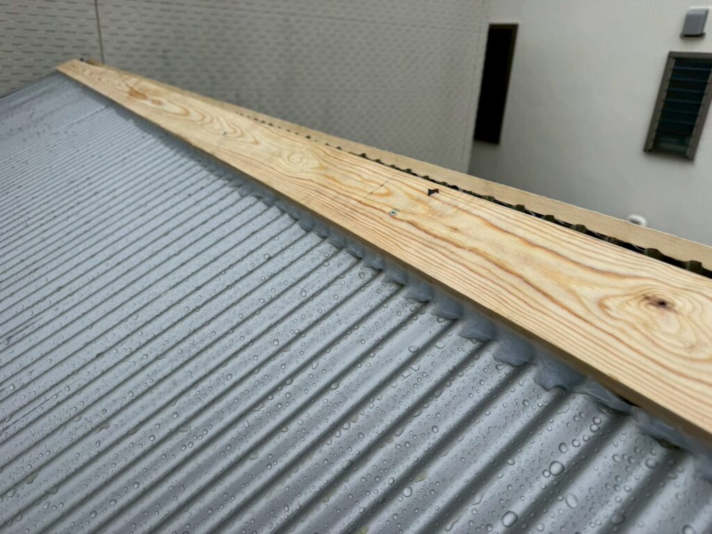 目黒区目黒本町で屋根頂上に棟下地をつけた写真