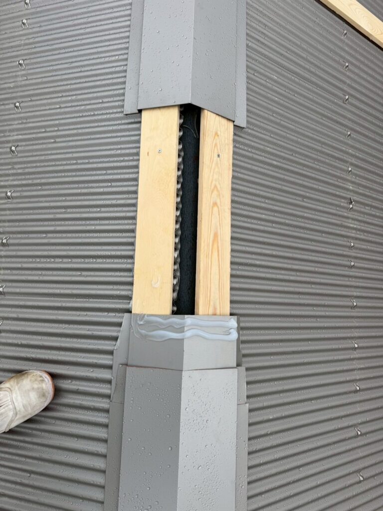 目黒本町で屋根頂上に棟板金を被せている写真