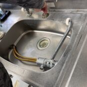 武蔵小山の診療所で作業員が水栓交交換中の写真