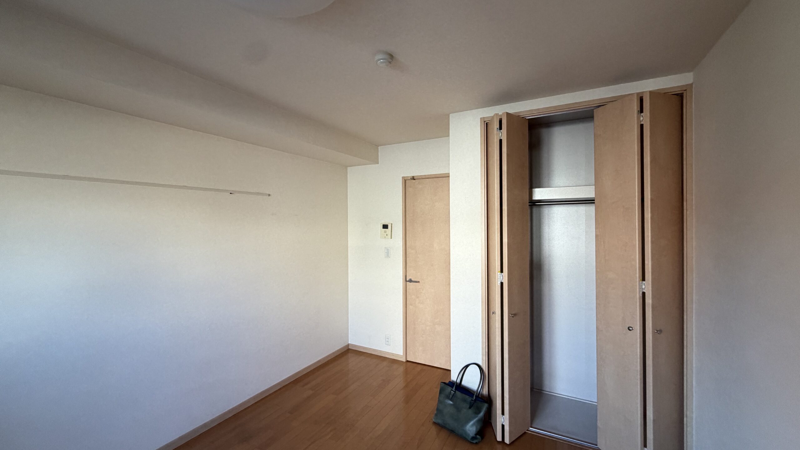 武蔵小山の退去した賃貸マンションの壁既存写真