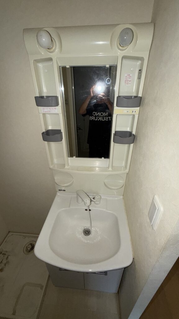 武蔵小山の退去した賃貸マンションの洗面所の既存写真