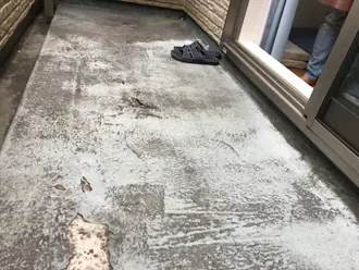 ベランダ床剥がれ写真