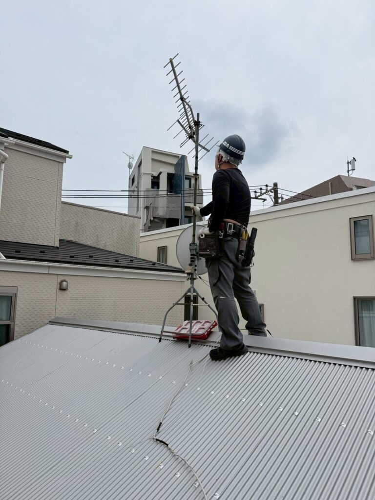 目黒区目黒本町でアンテナの微調整をしている写真