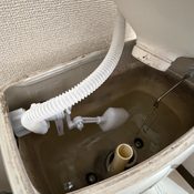 品川区小山でトイレタンク内ボールタップ既存写真