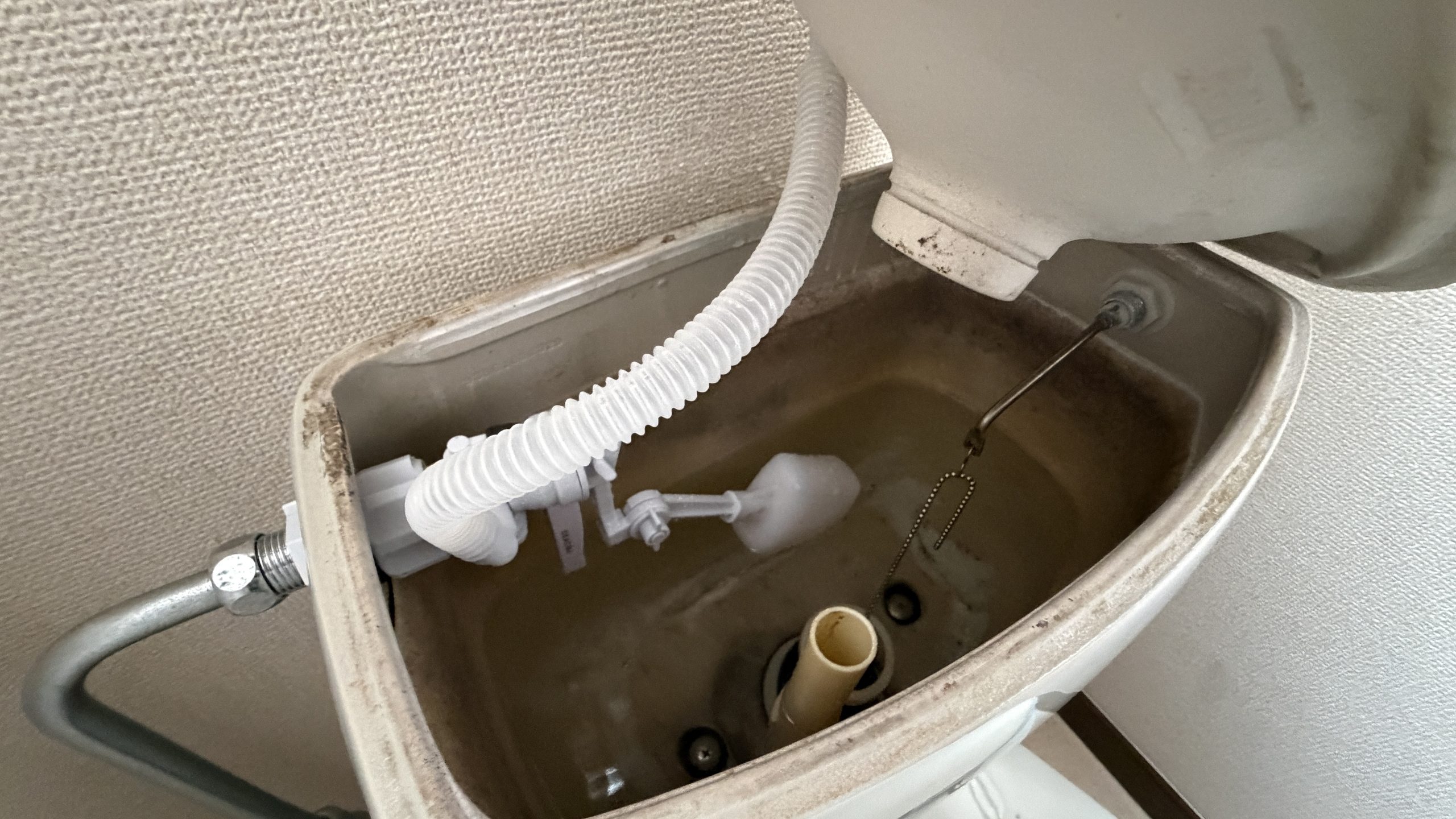 品川区小山でトイレタンク内ボールタップ既存写真
