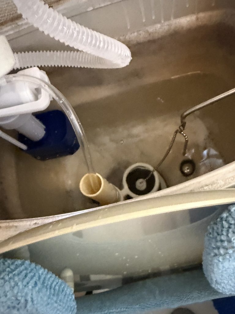 品川区小山でトイレタンク内ボールタップ既存写真