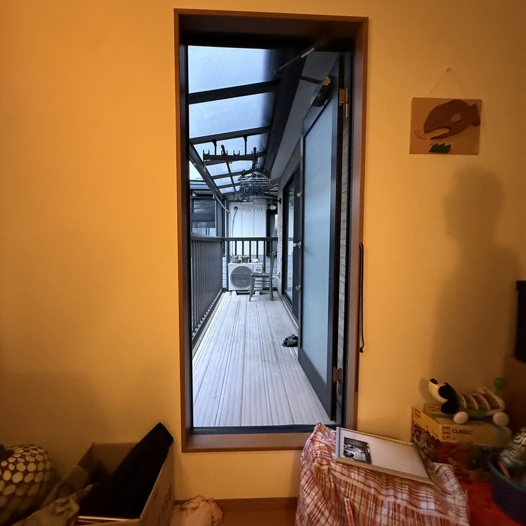 品川区荏原で既存勝手口のドアを開けた写真