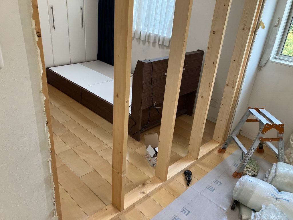 目黒区目黒本町で間柱を手前で撮った写真