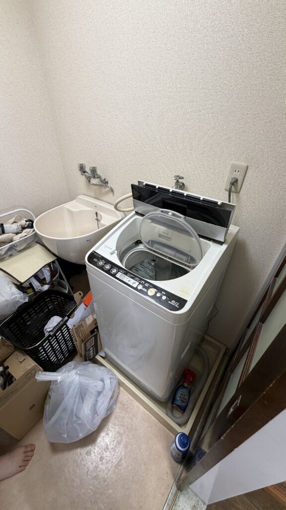 品川区小山で洗濯機横のスロップシンク既存写真