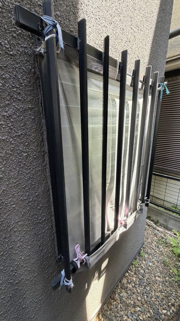 品川区荏原で経年で壊れた面格子写真