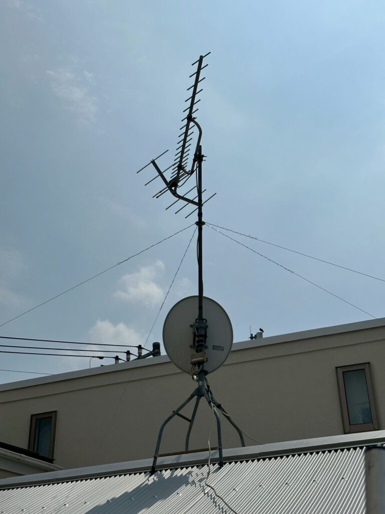 目黒区目黒本町で屋根葺き替え後にアンテナ再設置写真