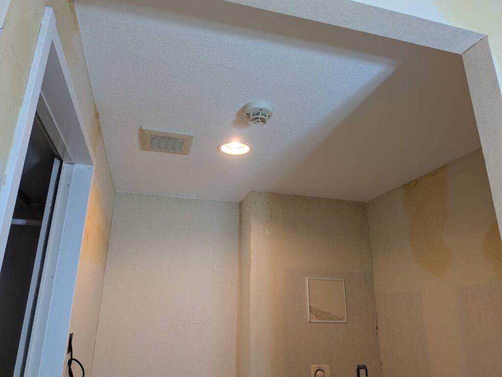 武蔵小山の賃貸マンションクロス張替えパテ済写真