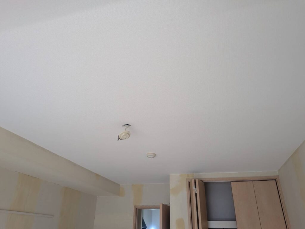武蔵小山で賃貸マンション原状回復クロス張替途中の写真