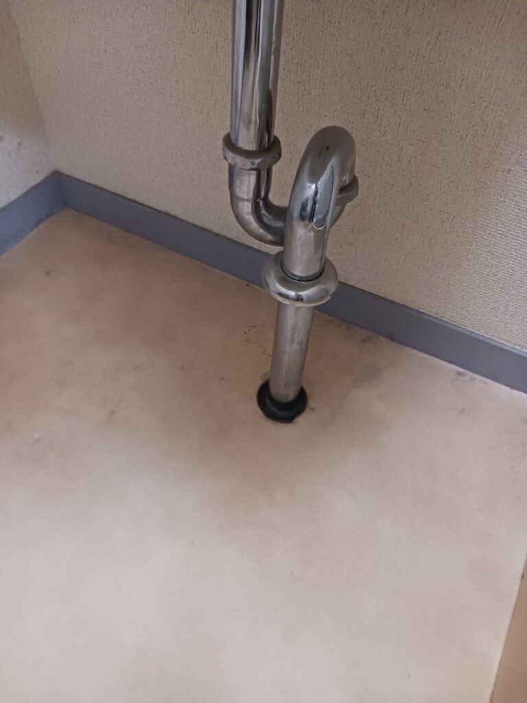 品川区小山でスロップシンク既存排水トラップの写真