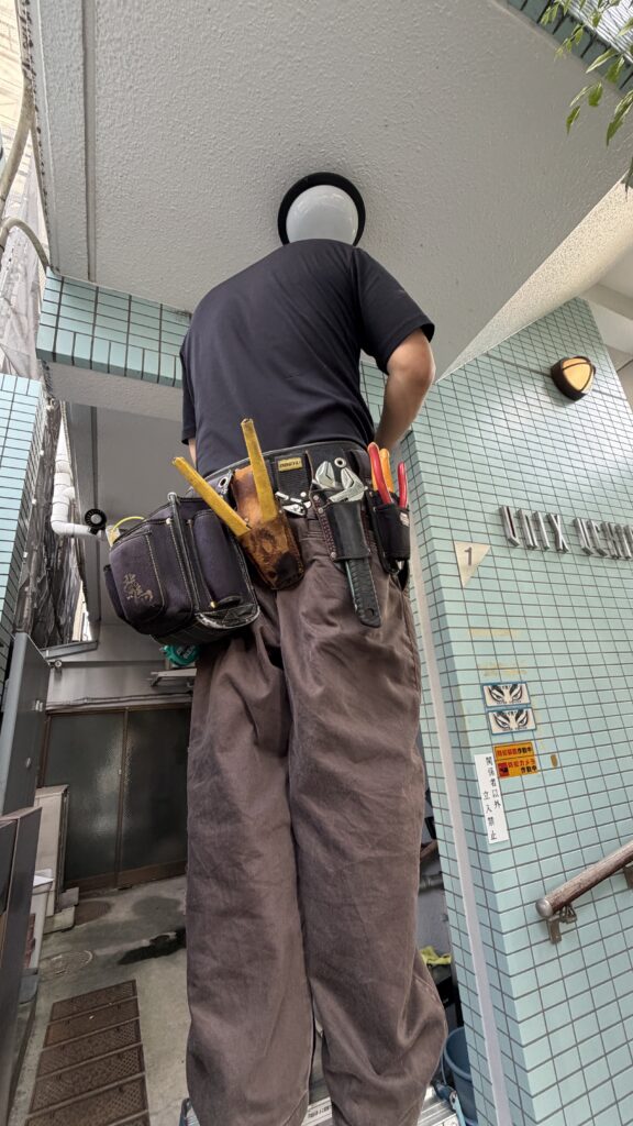 西小山の賃貸マンション共用部スタッフが照明調査写真