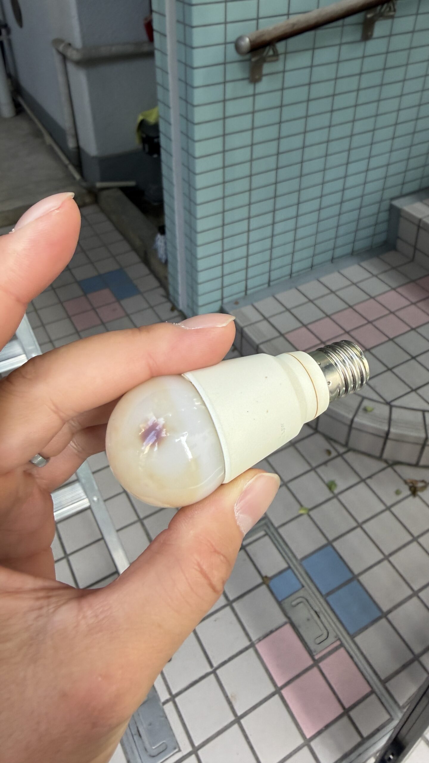 西小山賃貸マンション共用部球切れした電球の写真