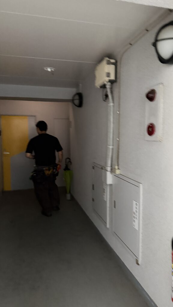 西小山の賃貸マンション共用部数か所球切れで暗い写真