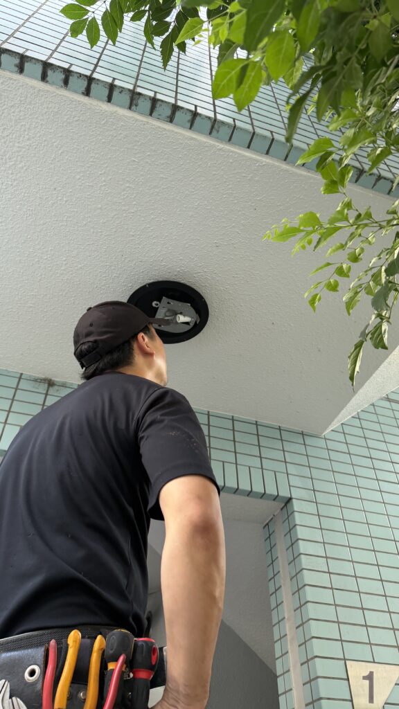西小山の賃貸マンション共用部軒下球切れ取り外した写真