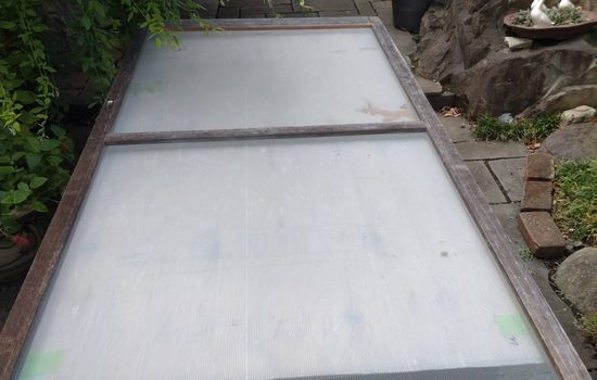 目黒区下目黒で木製引き違い窓の修繕後に破れと穴の開いた網戸の張替工事