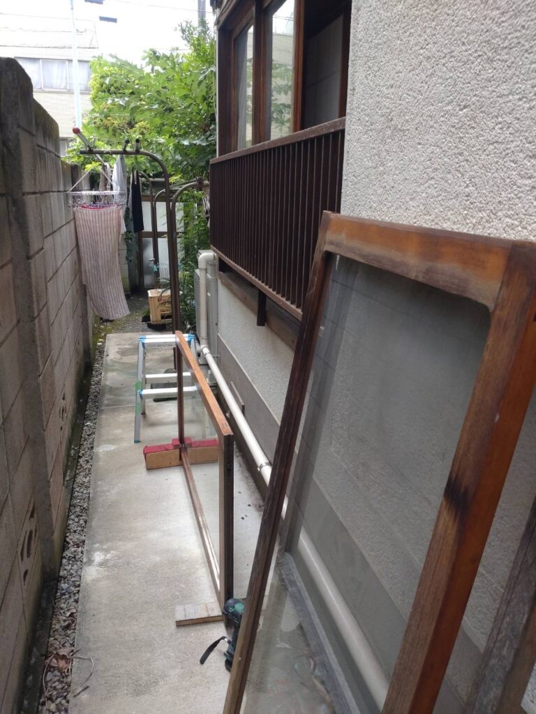 目黒区下目黒で引き違い窓を取り外した既存写真