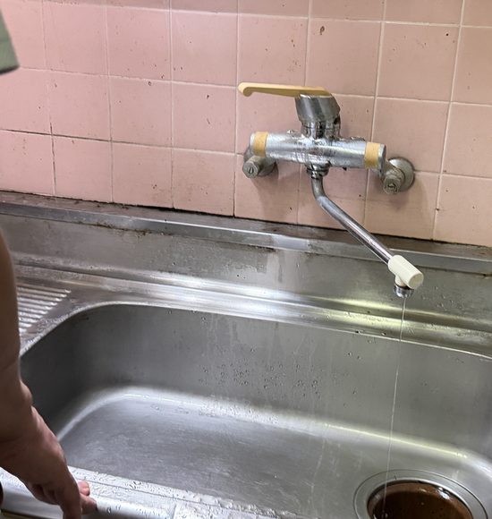 品川区小山で機器劣化による水漏れで1階と2階のキッチン水栓交換